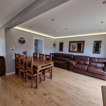 Crown Meadow - 4 Bedroom House - Heathrow - Excellentstays Colnbrook Extérieur photo
