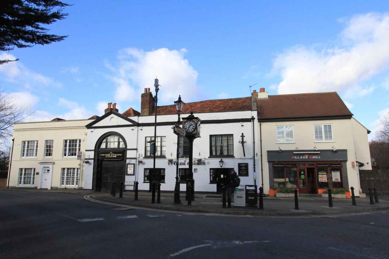 Crown Meadow - 4 Bedroom House - Heathrow - Excellentstays Colnbrook Extérieur photo