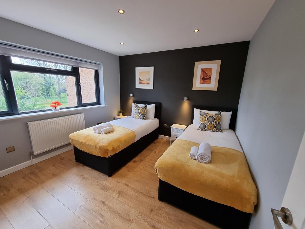 Crown Meadow - 4 Bedroom House - Heathrow - Excellentstays Colnbrook Extérieur photo