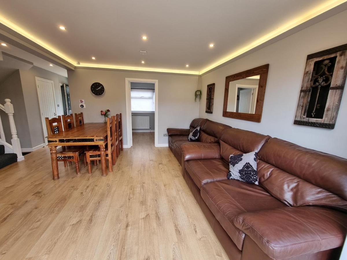 Crown Meadow - 4 Bedroom House - Heathrow - Excellentstays Colnbrook Extérieur photo