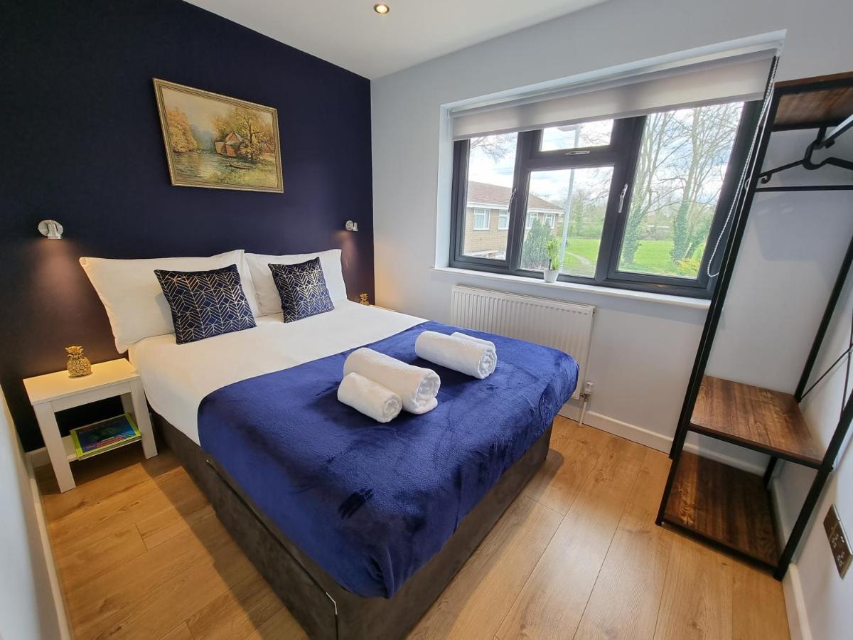Crown Meadow - 4 Bedroom House - Heathrow - Excellentstays Colnbrook Extérieur photo