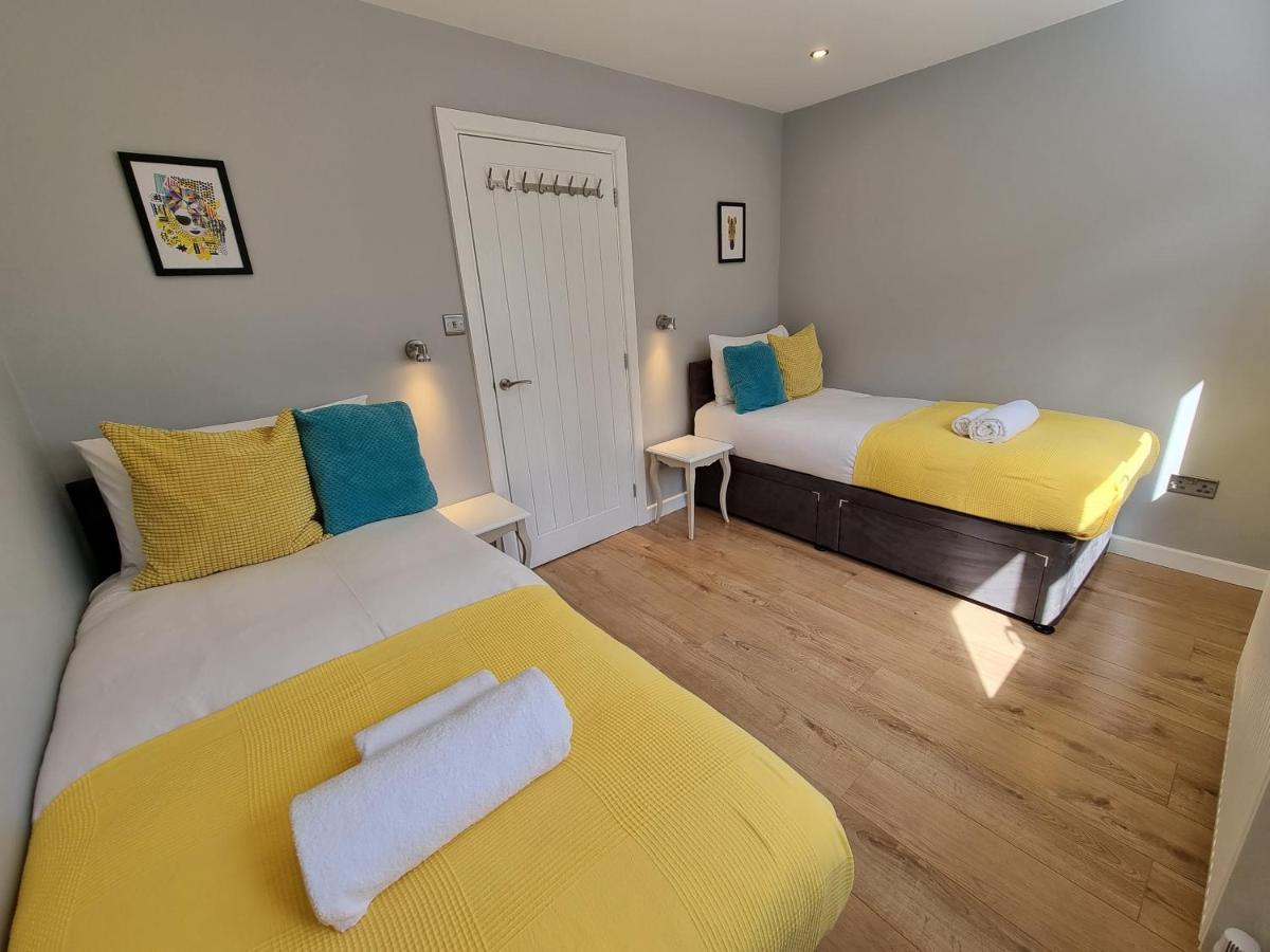 Crown Meadow - 4 Bedroom House - Heathrow - Excellentstays Colnbrook Extérieur photo