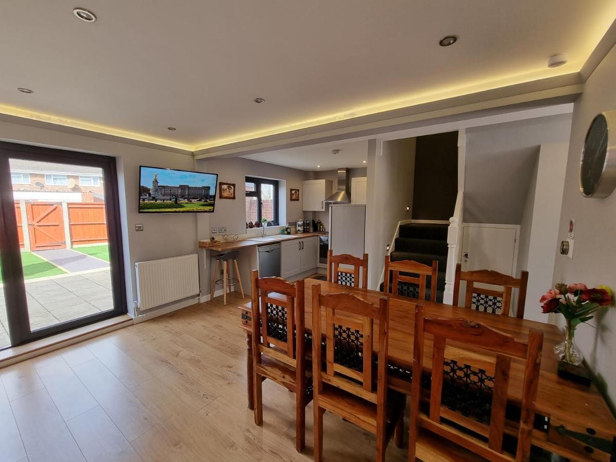 Crown Meadow - 4 Bedroom House - Heathrow - Excellentstays Colnbrook Extérieur photo