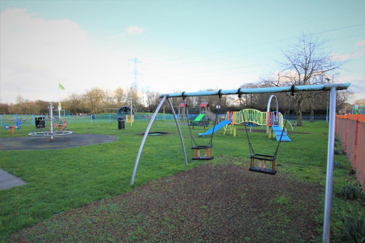 Crown Meadow - 4 Bedroom House - Heathrow - Excellentstays Colnbrook Extérieur photo