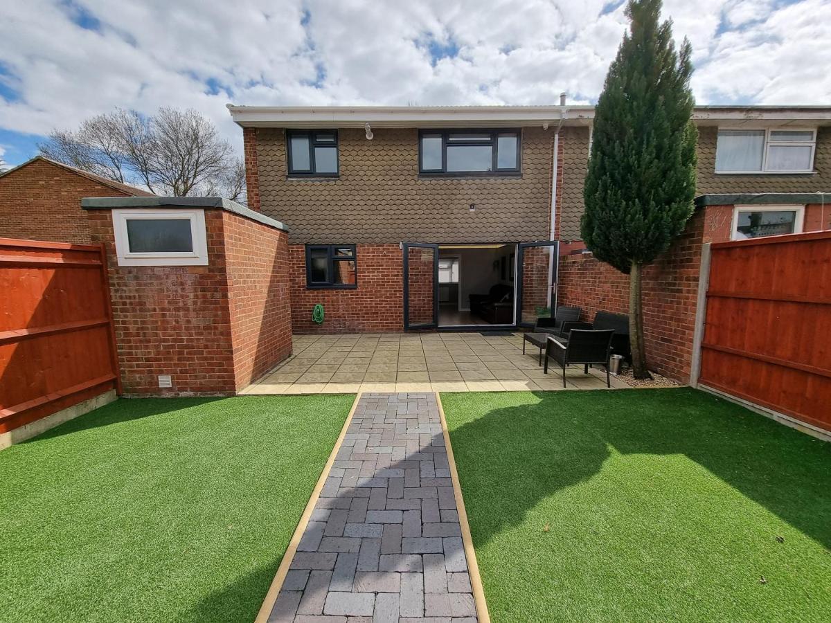 Crown Meadow - 4 Bedroom House - Heathrow - Excellentstays Colnbrook Extérieur photo