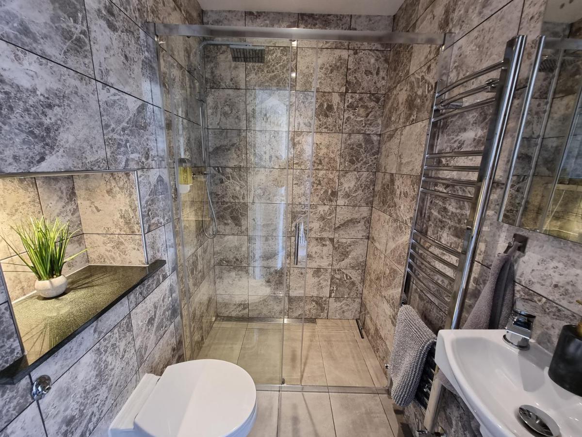 Crown Meadow - 4 Bedroom House - Heathrow - Excellentstays Colnbrook Extérieur photo