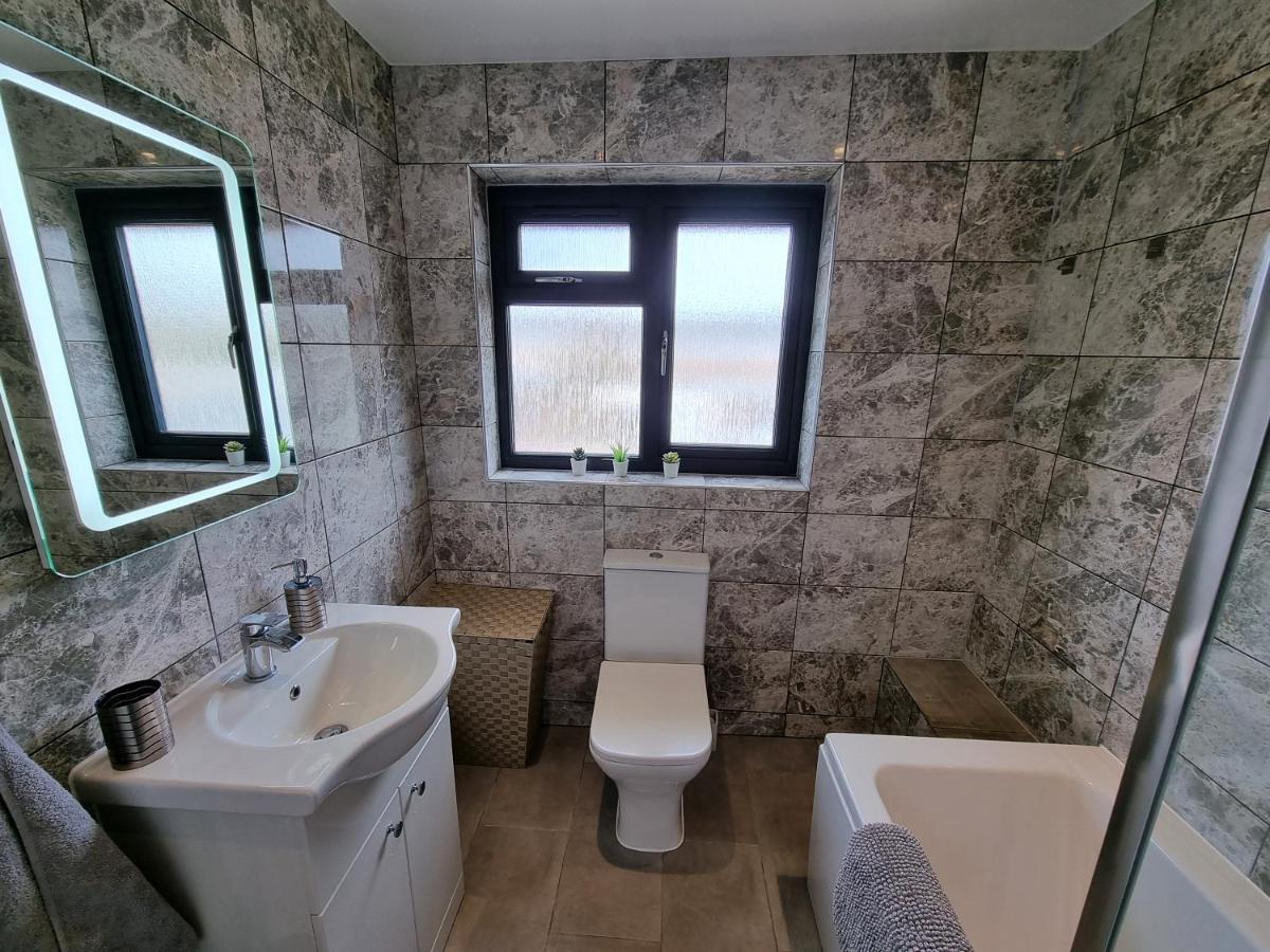 Crown Meadow - 4 Bedroom House - Heathrow - Excellentstays Colnbrook Extérieur photo