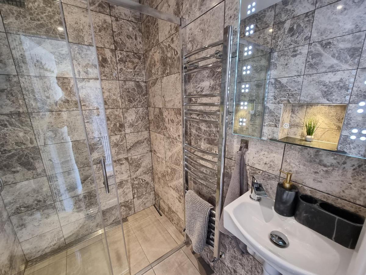 Crown Meadow - 4 Bedroom House - Heathrow - Excellentstays Colnbrook Extérieur photo